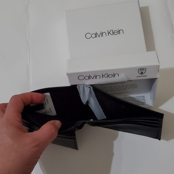🤩New in box authentic Calvin Klein genuine leather Mens black wallet - Picture 8 of 9